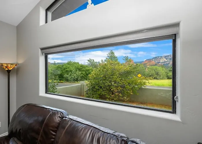 Villa Uptown Gem!large Yard W Grass And Shade Trees! Perfect For Easter Egg Hunts! Views!! New! Barrel Sauna!!! Close To Trails, Walk To Uptown Sedona, Restaurants And Shopping *