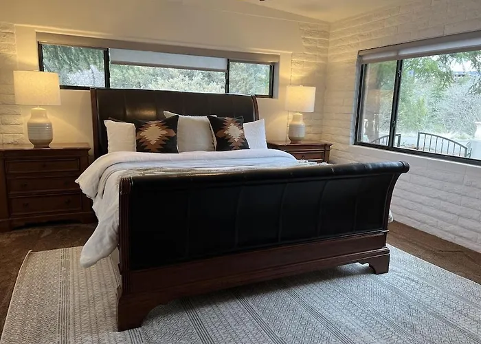 Villa Uptown Gem!large Yard W Grass And Shade Trees! Perfect For Easter Egg Hunts! Views!! New! Barrel Sauna!!! Close To Trails, Walk To Uptown Sedona, Restaurants And Shopping *