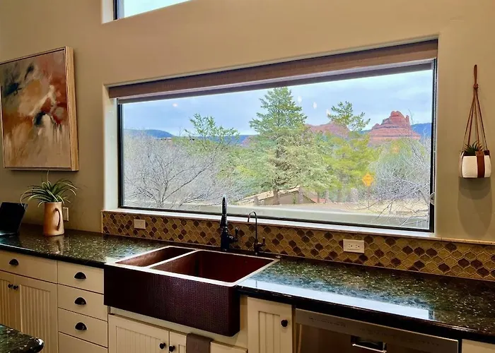Uptown Gem!large Yard W Grass And Shade Trees! Perfect For Easter Egg Hunts! Views!! New! Barrel Sauna!!! Close To Trails, Walk To Uptown Sedona, Restaurants And Shopping
