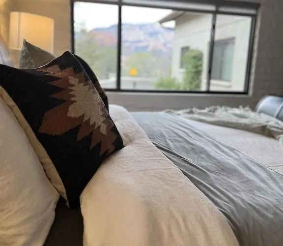 Uptown Gem!large Yard W Grass And Shade Trees! Perfect For Easter Egg Hunts! Views!! New! Barrel Sauna!!! Close To Trails, Walk To Uptown Sedona, Restaurants And Shopping Sedona