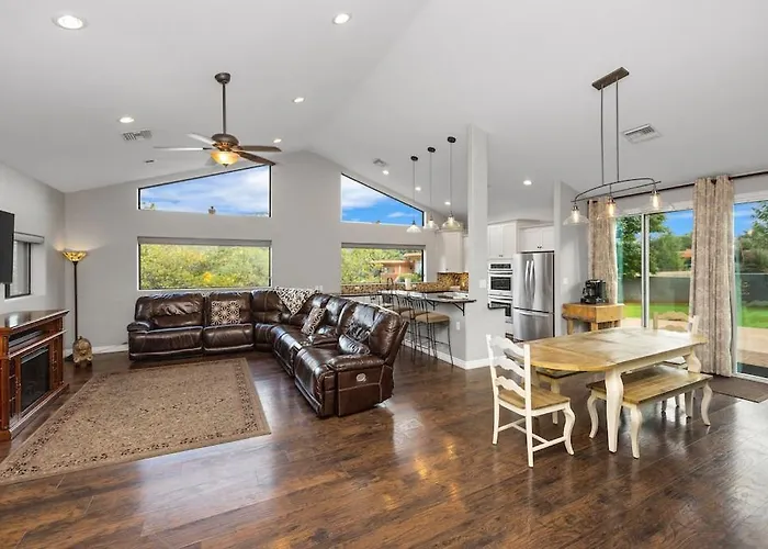 Uptown Gem!large Yard W Grass And Shade Trees! Perfect For Easter Egg Hunts! Views!! New! Barrel Sauna!!! Close To Trails, Walk To Uptown Sedona, Restaurants And Shopping Villa