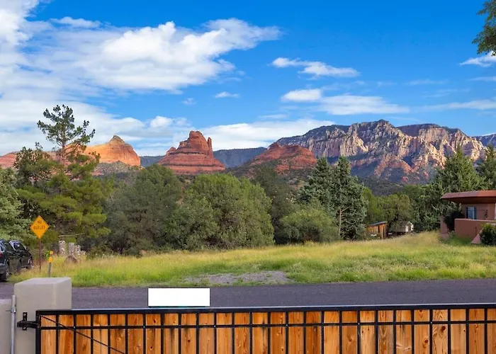 Uptown Gem!large Yard W Grass And Shade Trees! Perfect For Easter Egg Hunts! Views!! New! Barrel Sauna!!! Close To Trails, Walk To Uptown Sedona, Restaurants And Shopping Villa *