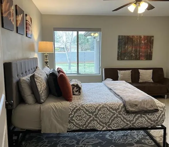 Uptown Gem!large Yard W Grass And Shade Trees! Perfect For Easter Egg Hunts! Views!! New! Barrel Sauna!!! Close To Trails, Walk To Uptown Sedona, Restaurants And Shopping * Sedona