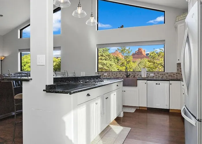 Uptown Gem!large Yard W Grass And Shade Trees! Perfect For Easter Egg Hunts! Views!! New! Barrel Sauna!!! Close To Trails, Walk To Uptown Sedona, Restaurants And Shopping Villa Sedona
