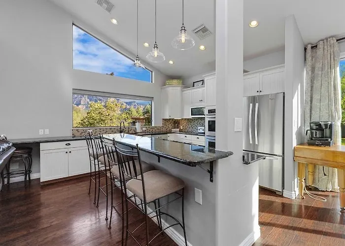 Villa Uptown Gem!large Yard W Grass And Shade Trees! Perfect For Easter Egg Hunts! Views!! New! Barrel Sauna!!! Close To Trails, Walk To Uptown Sedona, Restaurants And Shopping *