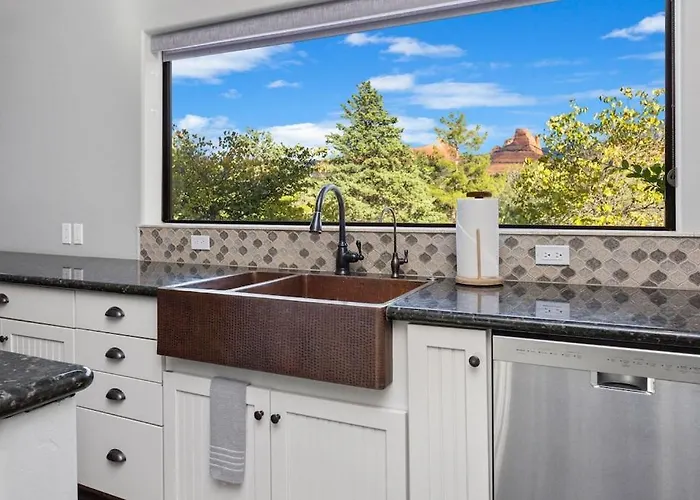 Uptown Gem!large Yard W Grass And Shade Trees! Perfect For Easter Egg Hunts! Views!! New! Barrel Sauna!!! Close To Trails, Walk To Uptown Sedona, Restaurants And Shopping Villa Sedona