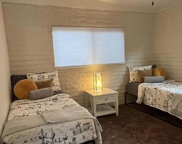 Villa Uptown Gem!large Yard W Grass And Shade Trees! Perfect For Easter Egg Hunts! Views!! New! Barrel Sauna!!! Close To Trails, Walk To Uptown Sedona, Restaurants And Shopping *