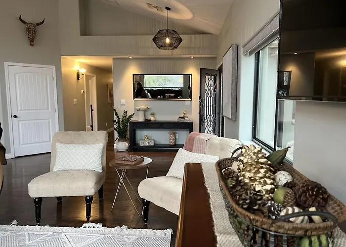 Uptown Gem!large Yard W Grass And Shade Trees! Perfect For Easter Egg Hunts! Views!! New! Barrel Sauna!!! Close To Trails, Walk To Uptown Sedona, Restaurants And Shopping *