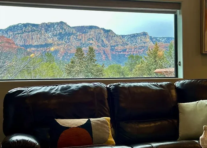 Villa Uptown Gem!large Yard W Grass And Shade Trees! Perfect For Easter Egg Hunts! Views!! New! Barrel Sauna!!! Close To Trails, Walk To Uptown Sedona, Restaurants And Shopping