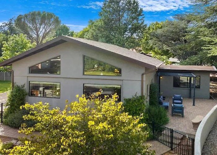 Uptown Gem!large Yard W Grass And Shade Trees! Perfect For Easter Egg Hunts! Views!! New! Barrel Sauna!!! Close To Trails, Walk To Uptown Sedona, Restaurants And Shopping * Sedona
