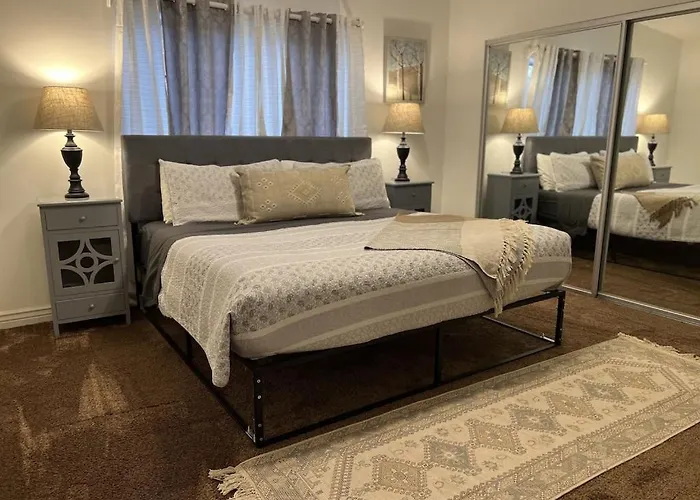 Villa Uptown Gem!large Yard W Grass And Shade Trees! Perfect For Easter Egg Hunts! Views!! New! Barrel Sauna!!! Close To Trails, Walk To Uptown Sedona, Restaurants And Shopping