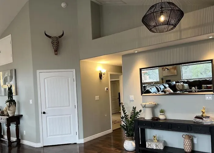 Villa Uptown Gem!large Yard W Grass And Shade Trees! Perfect For Easter Egg Hunts! Views!! New! Barrel Sauna!!! Close To Trails, Walk To Uptown Sedona, Restaurants And Shopping Sedona