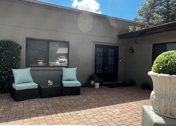 Villa Uptown Gem!large Yard W Grass And Shade Trees! Perfect For Easter Egg Hunts! Views!! New! Barrel Sauna!!! Close To Trails, Walk To Uptown Sedona, Restaurants And Shopping Sedona