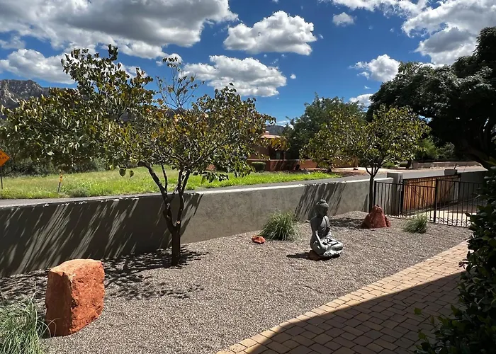 Uptown Gem!large Yard W Grass And Shade Trees! Perfect For Easter Egg Hunts! Views!! New! Barrel Sauna!!! Close To Trails, Walk To Uptown Sedona, Restaurants And Shopping