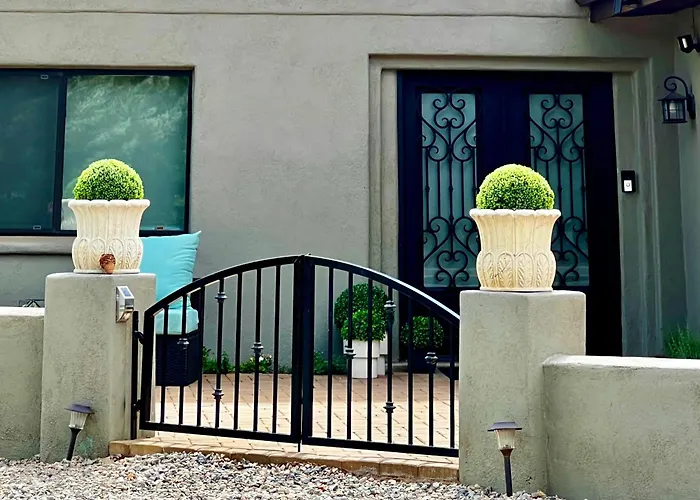Uptown Gem!large Yard W Grass And Shade Trees! Perfect For Easter Egg Hunts! Views!! New! Barrel Sauna!!! Close To Trails, Walk To Uptown Sedona, Restaurants And Shopping Villa *