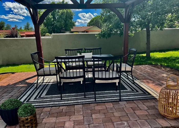 Uptown Gem!large Yard W Grass And Shade Trees! Perfect For Easter Egg Hunts! Views!! New! Barrel Sauna!!! Close To Trails, Walk To Uptown Sedona, Restaurants And Shopping *