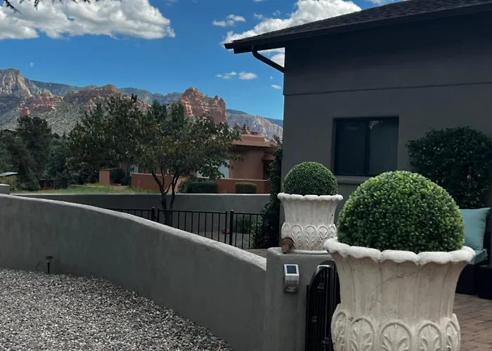 Villa Uptown Gem!large Yard W Grass And Shade Trees! Perfect For Easter Egg Hunts! Views!! New! Barrel Sauna!!! Close To Trails, Walk To Uptown Sedona, Restaurants And Shopping