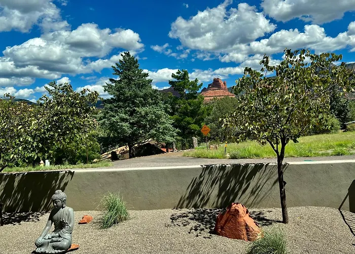 Villa Uptown Gem!large Yard W Grass And Shade Trees! Perfect For Easter Egg Hunts! Views!! New! Barrel Sauna!!! Close To Trails, Walk To Uptown Sedona, Restaurants And Shopping Sedona