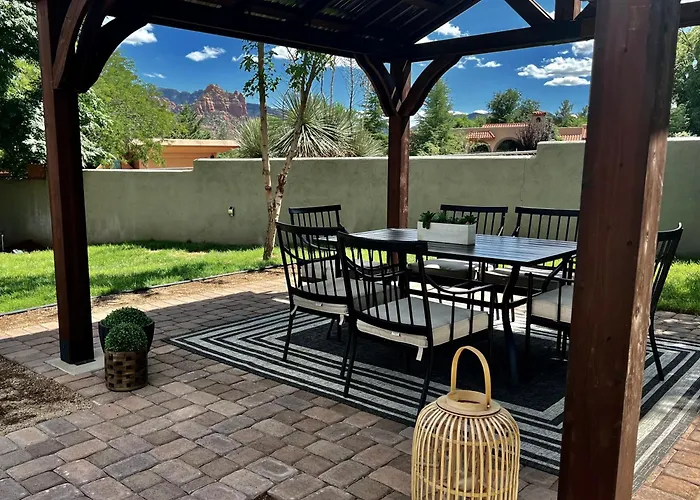 Villa Uptown Gem!large Yard W Grass And Shade Trees! Perfect For Easter Egg Hunts! Views!! New! Barrel Sauna!!! Close To Trails, Walk To Uptown Sedona, Restaurants And Shopping