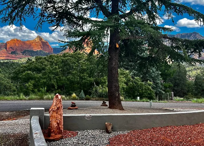 Uptown Gem!large Yard W Grass And Shade Trees! Perfect For Easter Egg Hunts! Views!! New! Barrel Sauna!!! Close To Trails, Walk To Uptown Sedona, Restaurants And Shopping Villa Sedona