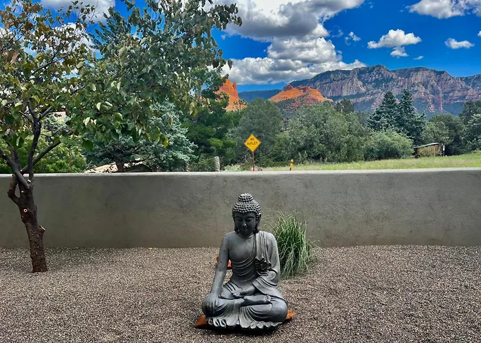 Uptown Gem!large Yard W Grass And Shade Trees! Perfect For Easter Egg Hunts! Views!! New! Barrel Sauna!!! Close To Trails, Walk To Uptown Sedona, Restaurants And Shopping Sedona