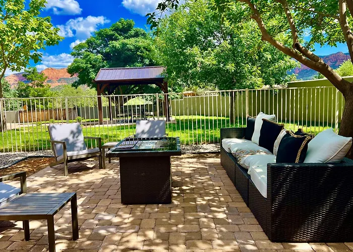 Villa Uptown Gem!large Yard W Grass And Shade Trees! Perfect For Easter Egg Hunts! Views!! New! Barrel Sauna!!! Close To Trails, Walk To Uptown Sedona, Restaurants And Shopping