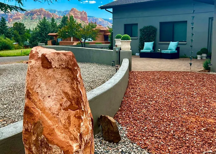 Uptown Gem!large Yard W Grass And Shade Trees! Perfect For Easter Egg Hunts! Views!! New! Barrel Sauna!!! Close To Trails, Walk To Uptown Sedona, Restaurants And Shopping Sedona