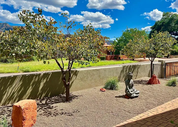 Uptown Gem!large Yard W Grass And Shade Trees! Perfect For Easter Egg Hunts! Views!! New! Barrel Sauna!!! Close To Trails, Walk To Uptown Sedona, Restaurants And Shopping Sedona