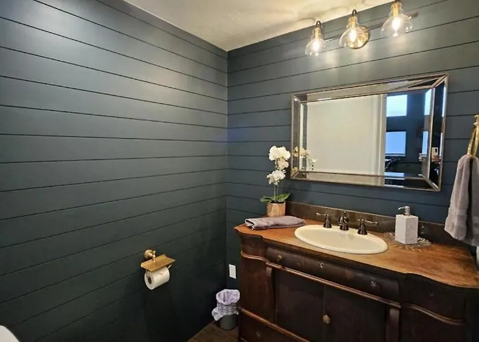 Villa Uptown Gem!large Yard W Grass And Shade Trees! Perfect For Easter Egg Hunts! Views!! New! Barrel Sauna!!! Close To Trails, Walk To Uptown Sedona, Restaurants And Shopping Sedona