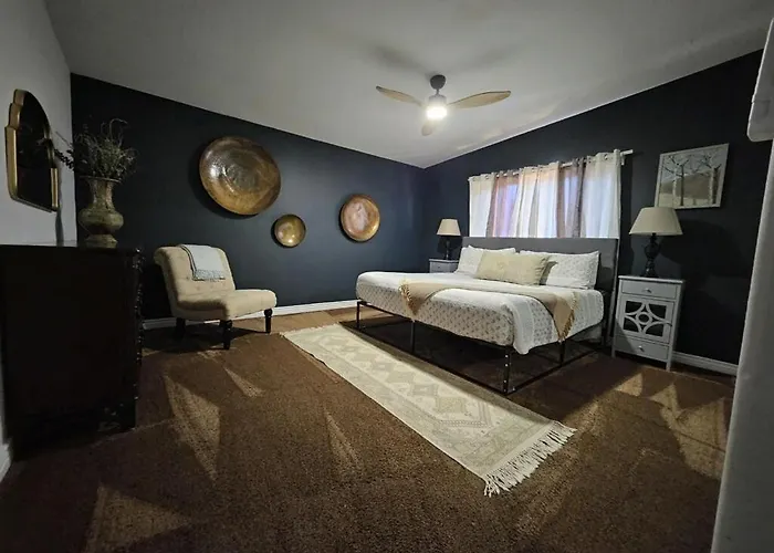 Uptown Gem!large Yard W Grass And Shade Trees! Perfect For Easter Egg Hunts! Views!! New! Barrel Sauna!!! Close To Trails, Walk To Uptown Sedona, Restaurants And Shopping * Sedona