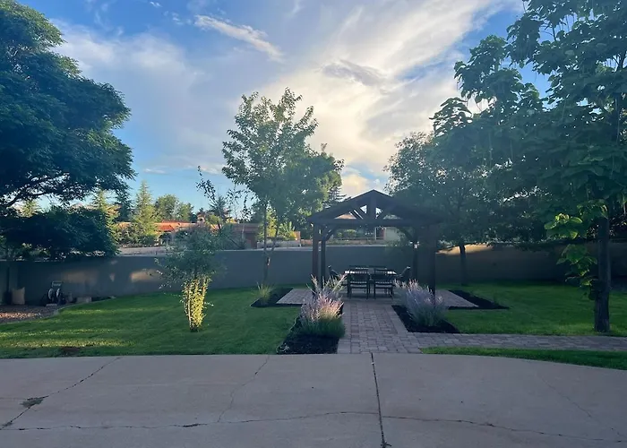 Uptown Gem!large Yard W Grass And Shade Trees! Perfect For Easter Egg Hunts! Views!! New! Barrel Sauna!!! Close To Trails, Walk To Uptown Sedona, Restaurants And Shopping * Sedona