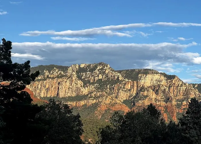 Villa Uptown Gem!large Yard W Grass And Shade Trees! Perfect For Easter Egg Hunts! Views!! New! Barrel Sauna!!! Close To Trails, Walk To Uptown Sedona, Restaurants And Shopping