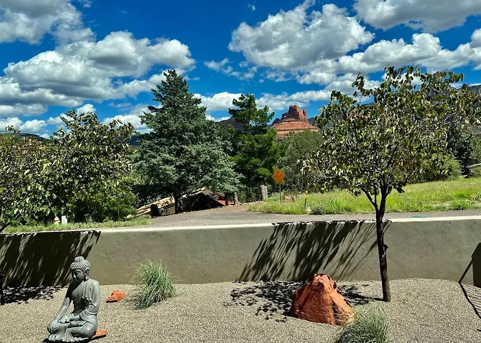 Uptown Gem!large Yard W Grass And Shade Trees! Perfect For Easter Egg Hunts! Views!! New! Barrel Sauna!!! Close To Trails, Walk To Uptown Sedona, Restaurants And Shopping Sedona