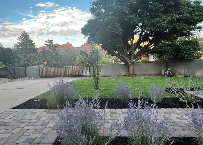 Uptown Gem!large Yard W Grass And Shade Trees! Perfect For Easter Egg Hunts! Views!! New! Barrel Sauna!!! Close To Trails, Walk To Uptown Sedona, Restaurants And Shopping