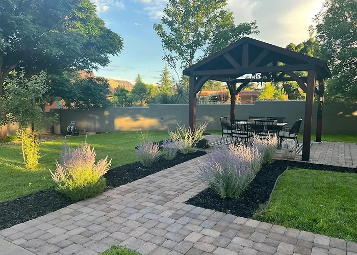 Uptown Gem!large Yard W Grass And Shade Trees! Perfect For Easter Egg Hunts! Views!! New! Barrel Sauna!!! Close To Trails, Walk To Uptown Sedona, Restaurants And Shopping Villa *