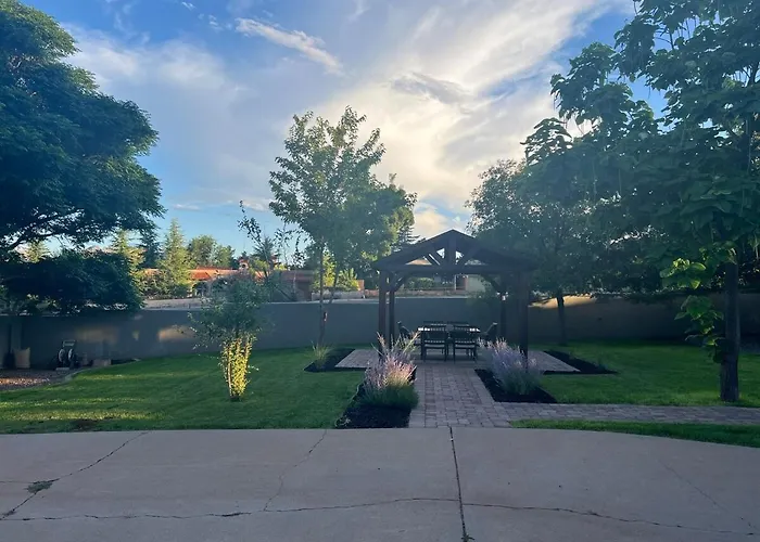 Villa Uptown Gem!large Yard W Grass And Shade Trees! Perfect For Easter Egg Hunts! Views!! New! Barrel Sauna!!! Close To Trails, Walk To Uptown Sedona, Restaurants And Shopping *