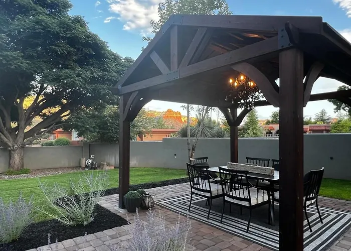 Uptown Gem!large Yard W Grass And Shade Trees! Perfect For Easter Egg Hunts! Views!! New! Barrel Sauna!!! Close To Trails, Walk To Uptown Sedona, Restaurants And Shopping Sedona
