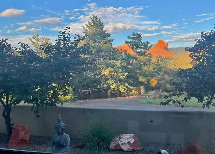 Uptown Gem!large Yard W Grass And Shade Trees! Perfect For Easter Egg Hunts! Views!! New! Barrel Sauna!!! Close To Trails, Walk To Uptown Sedona, Restaurants And Shopping * Sedona