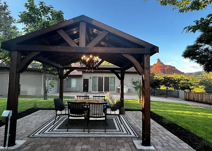 Uptown Gem!large Yard W Grass And Shade Trees! Perfect For Easter Egg Hunts! Views!! New! Barrel Sauna!!! Close To Trails, Walk To Uptown Sedona, Restaurants And Shopping *
