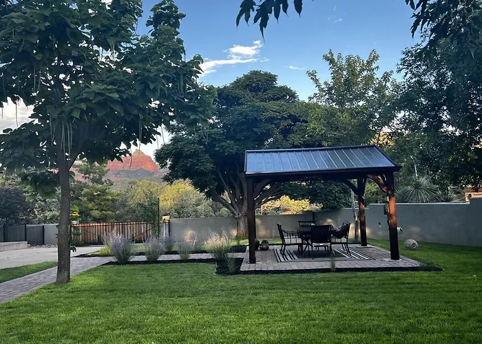 Uptown Gem!large Yard W Grass And Shade Trees! Perfect For Easter Egg Hunts! Views!! New! Barrel Sauna!!! Close To Trails, Walk To Uptown Sedona, Restaurants And Shopping Sedona
