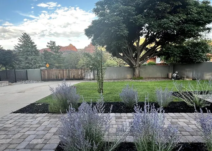 Uptown Gem!large Yard W Grass And Shade Trees! Perfect For Easter Egg Hunts! Views!! New! Barrel Sauna!!! Close To Trails, Walk To Uptown Sedona, Restaurants And Shopping * Sedona