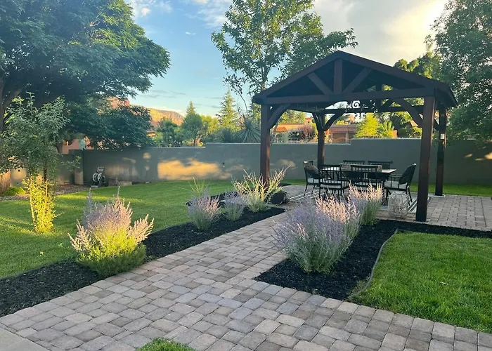 Uptown Gem!large Yard W Grass And Shade Trees! Perfect For Easter Egg Hunts! Views!! New! Barrel Sauna!!! Close To Trails, Walk To Uptown Sedona, Restaurants And Shopping