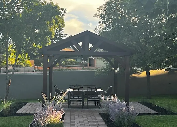 Uptown Gem!large Yard W Grass And Shade Trees! Perfect For Easter Egg Hunts! Views!! New! Barrel Sauna!!! Close To Trails, Walk To Uptown Sedona, Restaurants And Shopping Villa *