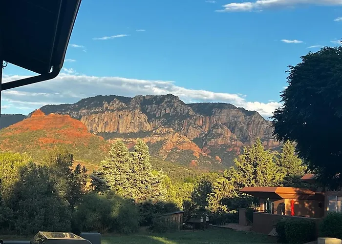 Uptown Gem!large Yard W Grass And Shade Trees! Perfect For Easter Egg Hunts! Views!! New! Barrel Sauna!!! Close To Trails, Walk To Uptown Sedona, Restaurants And Shopping *
