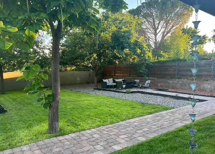 Uptown Gem!large Yard W Grass And Shade Trees! Perfect For Easter Egg Hunts! Views!! New! Barrel Sauna!!! Close To Trails, Walk To Uptown Sedona, Restaurants And Shopping * Sedona
