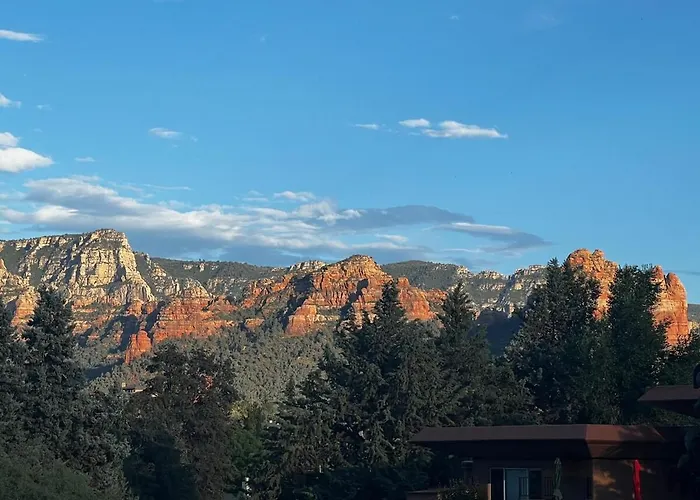 Villa Uptown Gem!large Yard W Grass And Shade Trees! Perfect For Easter Egg Hunts! Views!! New! Barrel Sauna!!! Close To Trails, Walk To Uptown Sedona, Restaurants And Shopping Sedona