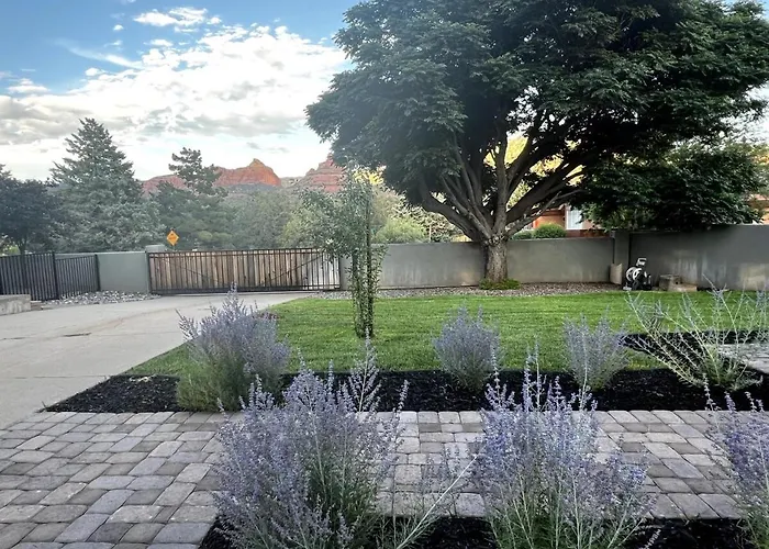 Villa Uptown Gem!large Yard W Grass And Shade Trees! Perfect For Easter Egg Hunts! Views!! New! Barrel Sauna!!! Close To Trails, Walk To Uptown Sedona, Restaurants And Shopping