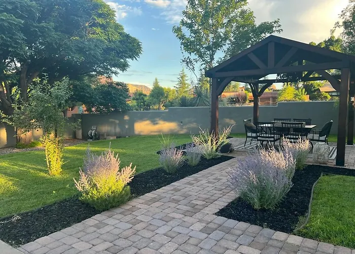 Uptown Gem!large Yard W Grass And Shade Trees! Perfect For Easter Egg Hunts! Views!! New! Barrel Sauna!!! Close To Trails, Walk To Uptown Sedona, Restaurants And Shopping Sedona